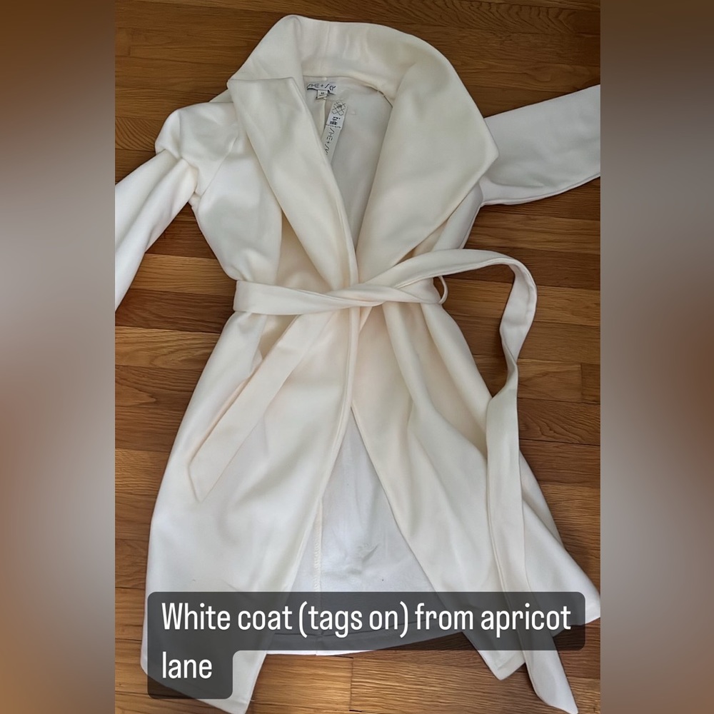 Brand NEW! Beautiful white coat fixed very nice with jeans and boots!